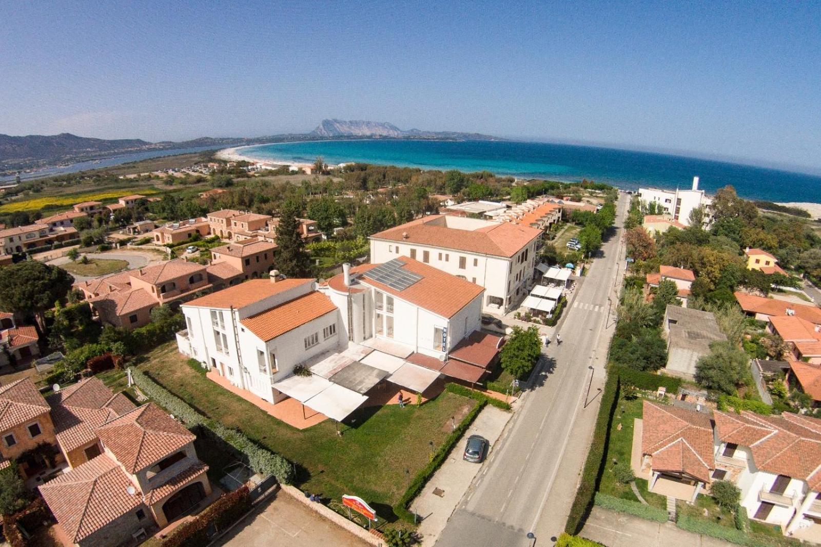 Hotel Al Faro Spiaggia La Cinta Santeodoro Сан-Теодоро Экстерьер фото