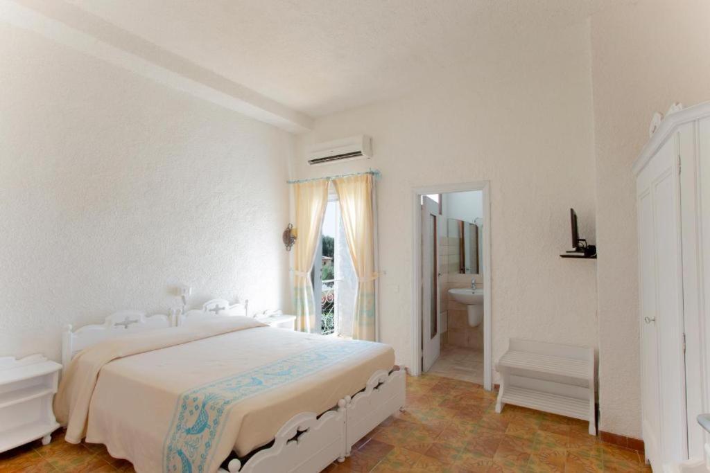 Hotel Al Faro Spiaggia La Cinta Santeodoro Сан-Теодоро Экстерьер фото